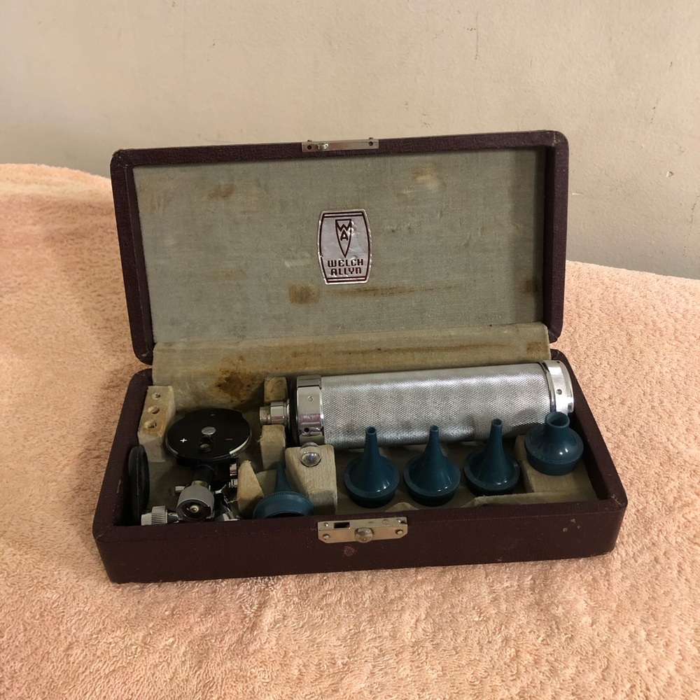 Vintage Welch Allyn Otoscope Ophthalmoscope Set All Pieces Working